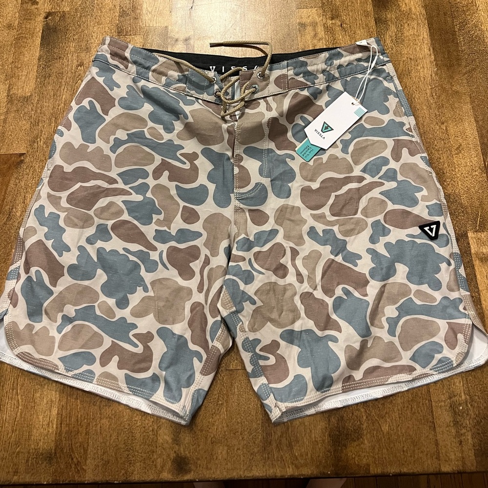 Vissla camp board shorts size 33 NWT